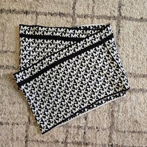 Michael  Michael Kors Scraf,MK Logo All over Acrylic Knit, Winter, Cozy, Warm